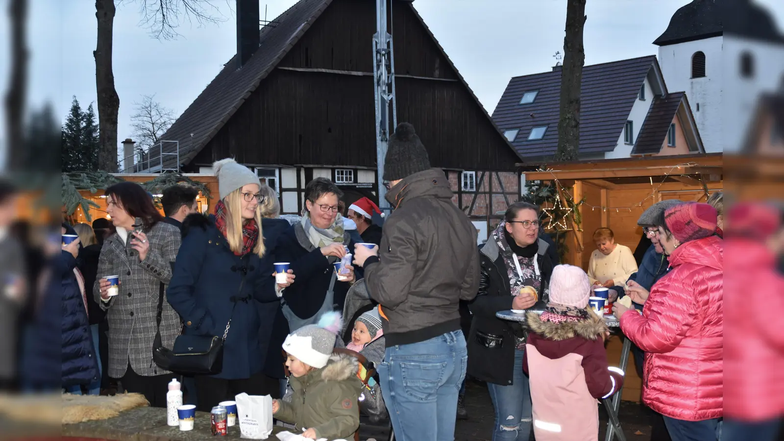 Weihnachtsmartatmosphäre für den guten Zweck bot der Lauenförder Winterzauber.  (Foto: Barbara Siebrecht)