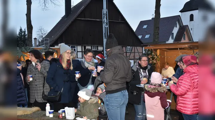 Weihnachtsmartatmosphäre für den guten Zweck bot der Lauenförder Winterzauber.  (Foto: Barbara Siebrecht)