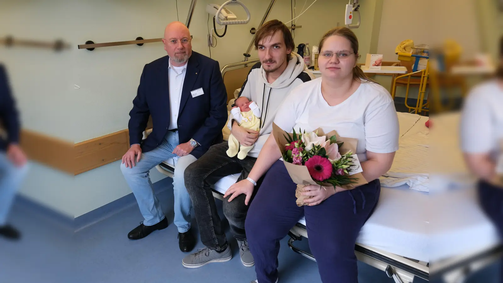Betriebsleiter der Kreiskliniken Silvan Uick (links) überreichte den jungen Eltern Michelle Knierim und Timo Rabe Blumen zur Geburt ihrer Tochter Zoey.  (Foto: Landkreis Kassel)