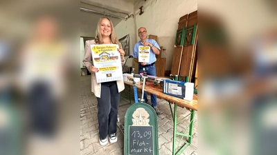 Seltene Stücke gibt es auf dem Garagenlohmarkt. Vanessa Halekoh und Willibernd Schröder organisieren für die Zukunftsinitiative Peckelsheim die Aktion. (Foto: privat)