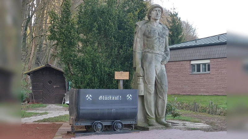 Der steinerne Bergmann in Volpriehausen. (Foto: Touristik-Information Uslar)