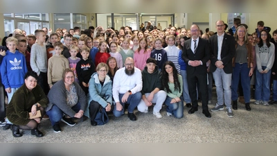 Abschied der Schulgemeinde von Schulleiter Marko Harazim (vorne v.l.): Petra Thewes-Jürgens (ehemalige Vorsitzende des Fördervereins), Nicole Festing (stv. Schulpflegschaftsvorsitzende), Monika Helms (Beisitzerin im Förderverein), Daniel Schollbach (1. Vorsitzender des Fördervereins), Max Kremeier (Schülersprecherteam am SGS), Maiss Rhuma (Schülersprecherteam am SGS), Marko Harazim (Schulleiter), Arnd Krömeke (stv. Schulleiter), Dorothea Eulering (Beratungslehrerin). (Foto: Michael Volmer, Städtisches Gymnasium Steinheim)