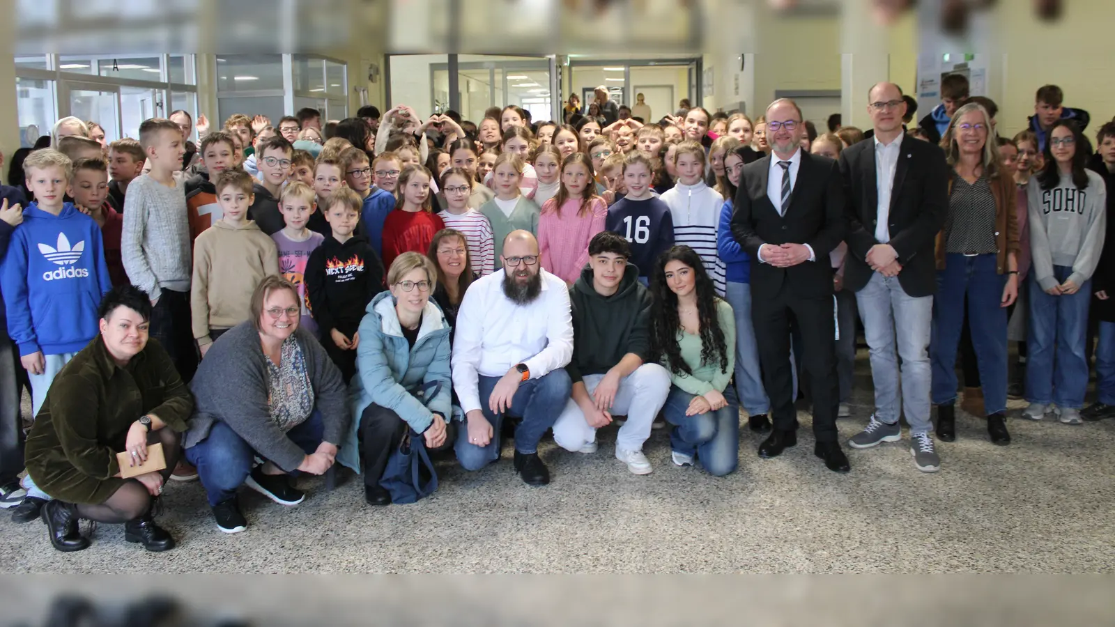 Abschied der Schulgemeinde von Schulleiter Marko Harazim (vorne v.l.): Petra Thewes-Jürgens (ehemalige Vorsitzende des Fördervereins), Nicole Festing (stv. Schulpflegschaftsvorsitzende), Monika Helms (Beisitzerin im Förderverein), Daniel Schollbach (1. Vorsitzender des Fördervereins), Max Kremeier (Schülersprecherteam am SGS), Maiss Rhuma (Schülersprecherteam am SGS), Marko Harazim (Schulleiter), Arnd Krömeke (stv. Schulleiter), Dorothea Eulering (Beratungslehrerin). (Foto: Michael Volmer, Städtisches Gymnasium Steinheim)