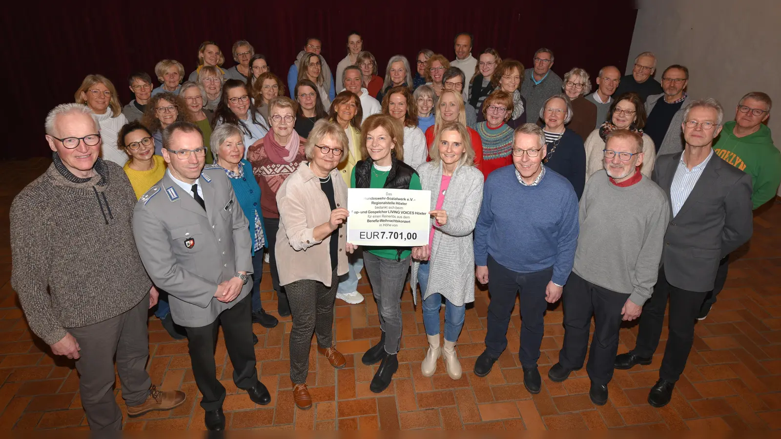 Im Vordergrund (v.l.): Heiner Wiemers-Meyer (stv. Regionalstellenleiter BwSW Höxter), OLT Markus Groß (Regionalstellenleiter BwSW Höxter), Claudia Wulf, Helga Frewer und Sabine Thomalla (CoreTeam-Mitglieder) mit dem Spendenerlösschild, Werner Humann (Chorsprecher), Rainer Löhr (Chormanager) und Volker Schrewe (Chorleiter). (Foto: Thomas Kube)