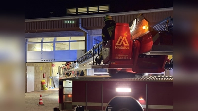 Auch in die Tiefe kann gerettet werden: Eine angenommener Türsturz hindert an der einfachen Rettung eines Verletzten aus der Grube (Foto: Alexander Bönning)