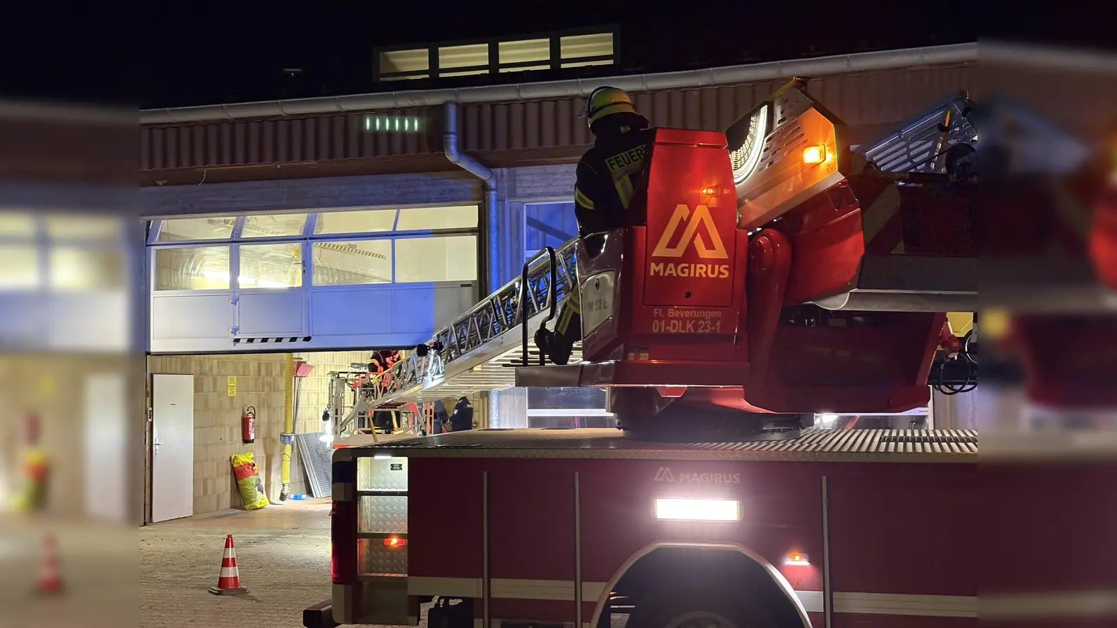 Auch in die Tiefe kann gerettet werden: Eine angenommener Türsturz hindert an der einfachen Rettung eines Verletzten aus der Grube (Foto: Alexander Bönning)