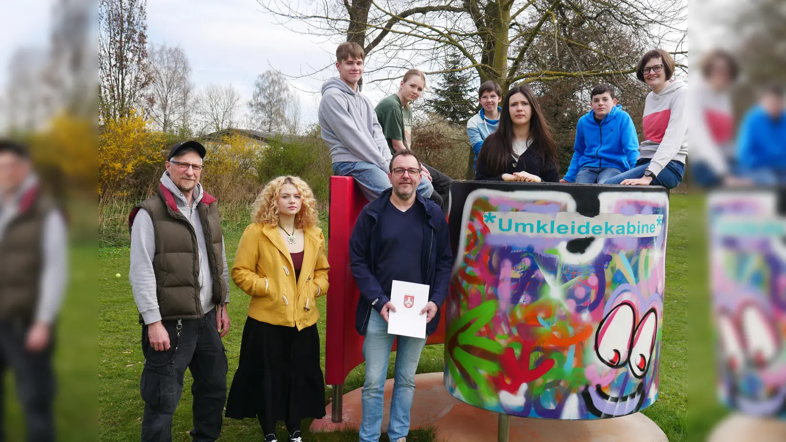 (v.l.) Peter Erdmann (Pädagogischer MitarbeiterJugendzentrum Hofgeismar), Praktikantin Veronika Glück, Andreas Becker (Kämmereileiter) und Team vom Jugendzentrum (Foto: Stadt Hofgeismar)