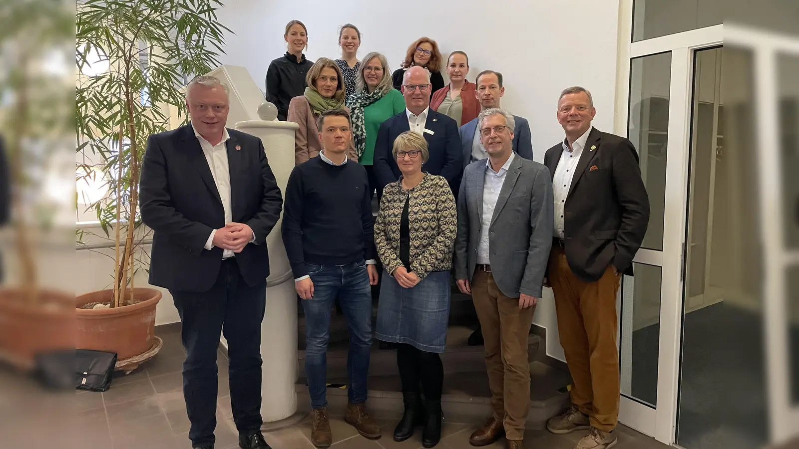 Vordere Reihe (v.l.):<br>Bürgermeister Daniel Hartmann, Steffen Schröder (Elternbeirat Kita St. Peter und Paul) Claudia Pelz-Weskamp (Gleichstellungsbeauftragte und Stabsstelle Familie), Stefan Fellmann (Sozialdezernent), MdL Matthias Goeken;<br>Mittlere Reihe (v.l.):<br>Sina Schreiber (Elternbeirat Kita Peter und Paul), Patricia Bieber (Kita-Leitung Peter und Paul), Detlef Müller (Geschäftsführer Hochstift gGmbH), Ines Wiesner-Bender<br> (Kinderschutzbund Höxter), Marc Becker (WIH)<br>Hintere Reihe (v.l.):<br>Frederike Schöning und Wiebke Loges (beide Elternbeirat Kita St. Nikolai), Monika Mönnekes (Abteilungsleitung Soziales und Jugend). (Foto: Stadt Höxter)