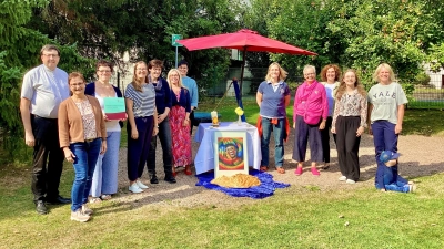 V.l.: Pastor Mathias Klauke, Gemeindereferentin Mechthild Bange, Einrichtungsleitung Roswitha Besche, Kirchenvorstandsmitglied Stefanie Förster, Pfarrgemeinderatsmitglied Andrea Schlüter, Schulleitung Grundschule St. Walburga Neuenheerse Alexandra Tansoy, Schulleitung des Gymnasium St. Kasper Neuenheerse Christin Johlen, von der Kindertagespflege „Waldwichtel“ Neuenheerse Steffi Birkenfeld, kfd Mitglieder Hildegard Stork und Claudia Heitmeier, Pädagogische Regionalleitung des KiTa-Trägers Inga Finger und Mitglied des Elternbeirat Maike Steffen. (Foto: privat)