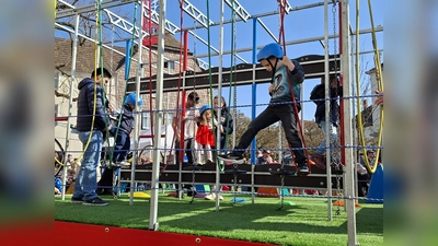 Bei der Stadtwette des Bürgermeisters war Einsatz gefragt: Die Kinder hatten es in der Hand, das Spielplatz-Projekt entweder zu fördern oder „hängen zu lassen”. (Foto: Marc Otto)