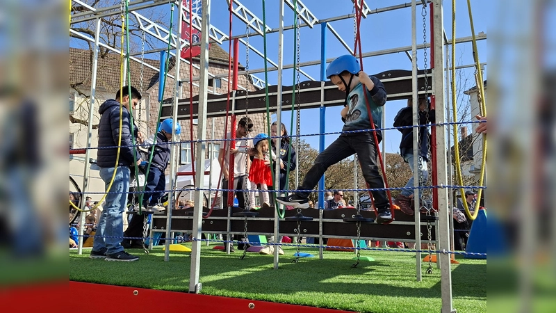 Bei der Stadtwette des Bürgermeisters war Einsatz gefragt: Die Kinder hatten es in der Hand, das Spielplatz-Projekt entweder zu fördern oder „hängen zu lassen”. (Foto: Marc Otto)
