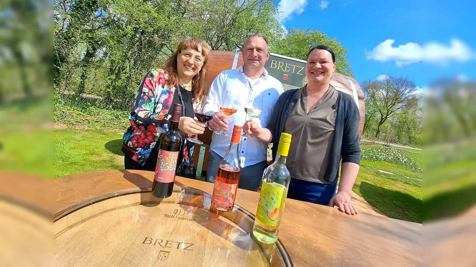  Winzerin Heike Bretz (v.l.), Robert Kienappel und Katja Kaspers (Corveyer Weinhaus) laden zum Probieren der ausgesuchten Landesgartenschau-Weine ein. (Foto: LGS Höxter/Madita Schellenberg)