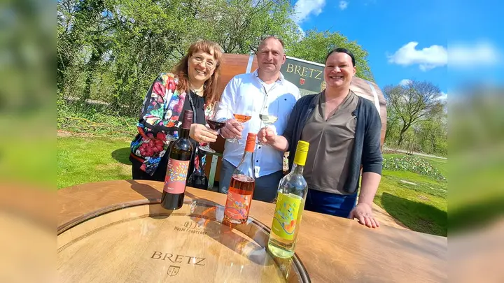  Winzerin Heike Bretz (v.l.), Robert Kienappel und Katja Kaspers (Corveyer Weinhaus) laden zum Probieren der ausgesuchten Landesgartenschau-Weine ein. (Foto: LGS Höxter/Madita Schellenberg)