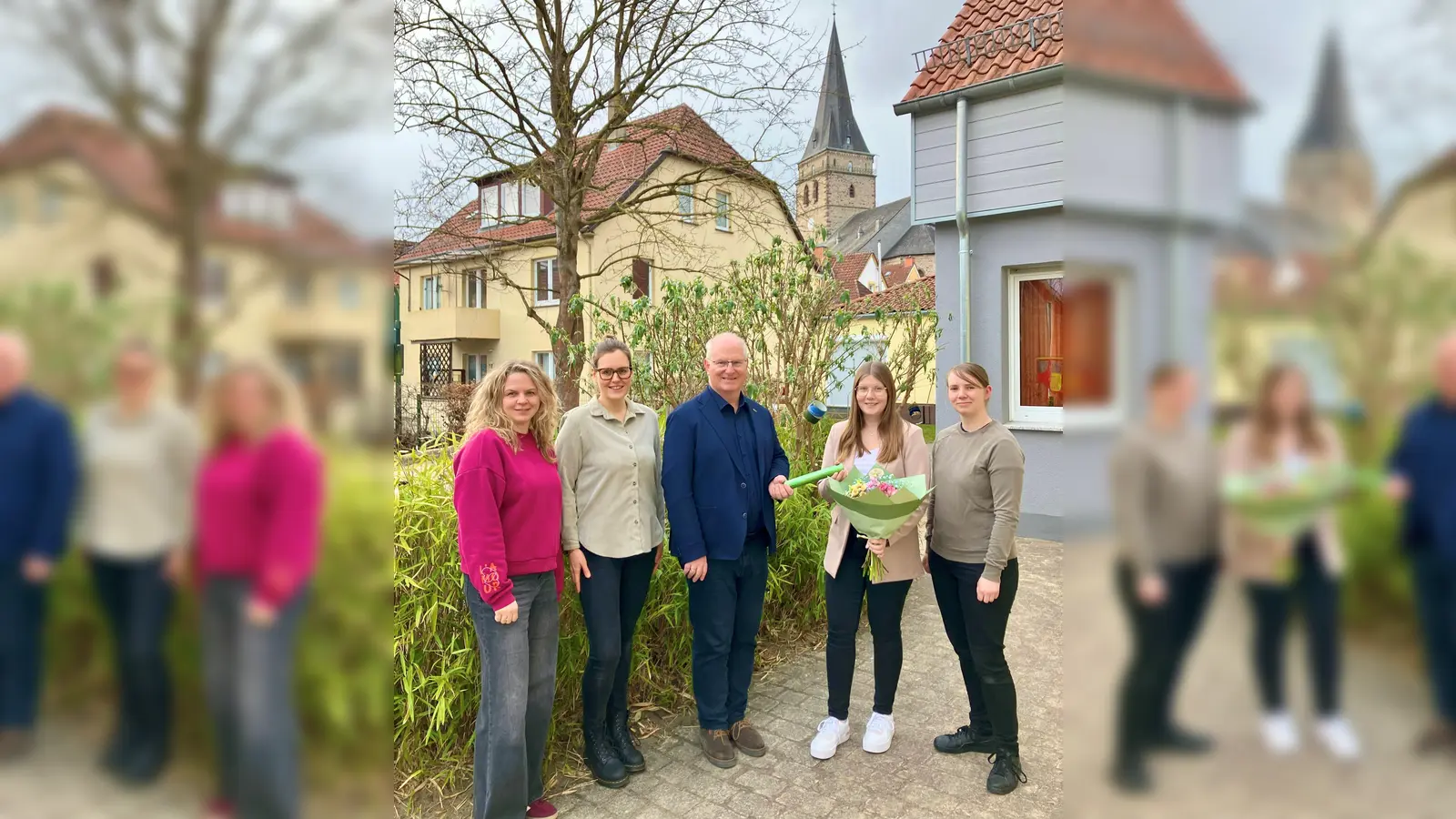 Johanna Breker wurde offiziell der Staffelstab als neue Leiterin der Kath. Kita Mariä Heimsuchung in Warburg übergeben (v.l.): Jennifer Dübbert (Elternbeirat), Katharina Böhle (Elternbeirat), der Geschäftsführer der Kath. Kindertageseinrichtungen Hochstift gem. GmbH Detlef Müller, Johanna Breker (Leitung) und Celine Horstmann (stellv. Leitung). (Foto: privat)
