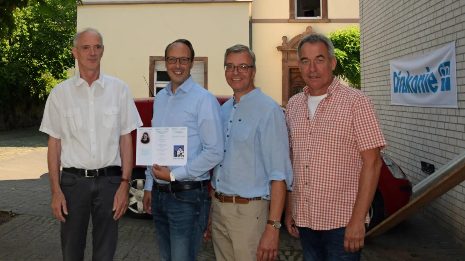 Freuen sich auf das 175-jährige Jubiläum: Vor dem Falkenbergschen Hof, dem ehemaligen Stadthof der Propstei tom Roden und heutigem Verwaltungsgebäude des St.-Petri-Stiftes, präsentieren (v.l.) Ulrich Hansmann vom Finanz- und Rechnungswesen, Dirk Timmermann, Vorstand, Clemens Brinkmann, Stiftungsratsvorsitzender, und Diakon Berno Schlanstedt, Heimleiter des Konrad-Beckhaus-Heimes, das Festprogramm. (Foto: Schäfer/Konrad-Beckhaus-Heim)