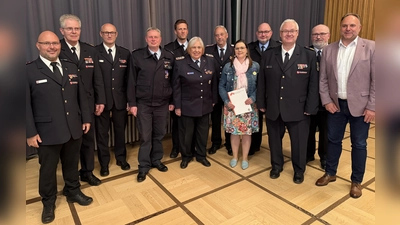 Die geehrten Feuerwehrleute mit Gästen der Verbandsversammlung des Kreisfeuerwehrverbandes Holzminden. (Foto: Kreisfeuerwehrverband Holzminden / privat)