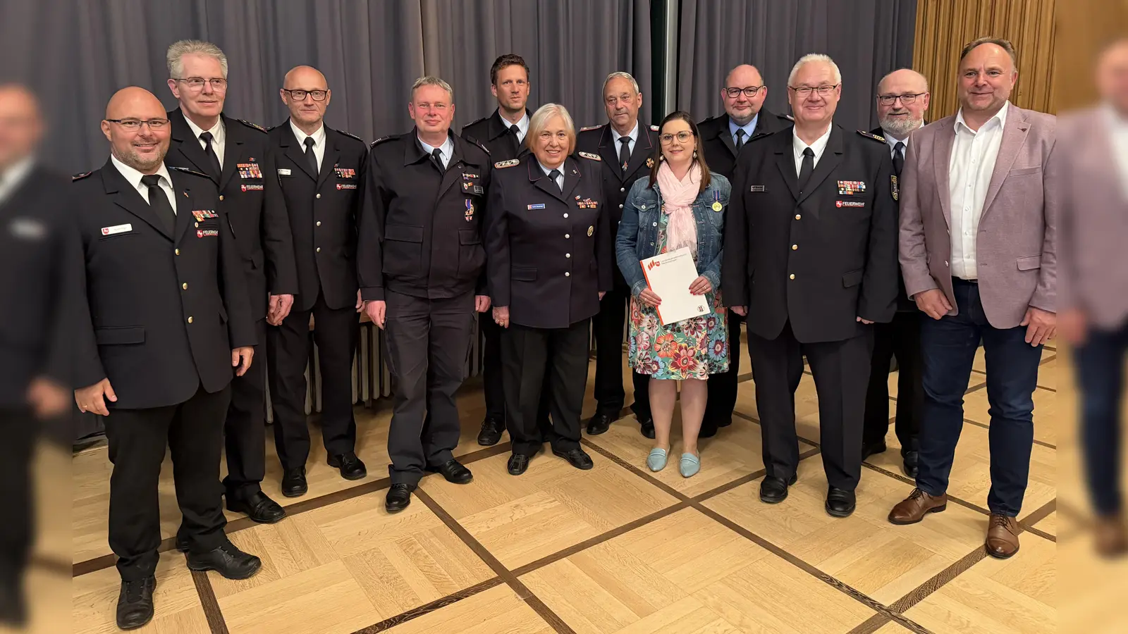 Die geehrten Feuerwehrleute mit Gästen der Verbandsversammlung des Kreisfeuerwehrverbandes Holzminden. (Foto: Kreisfeuerwehrverband Holzminden / privat)