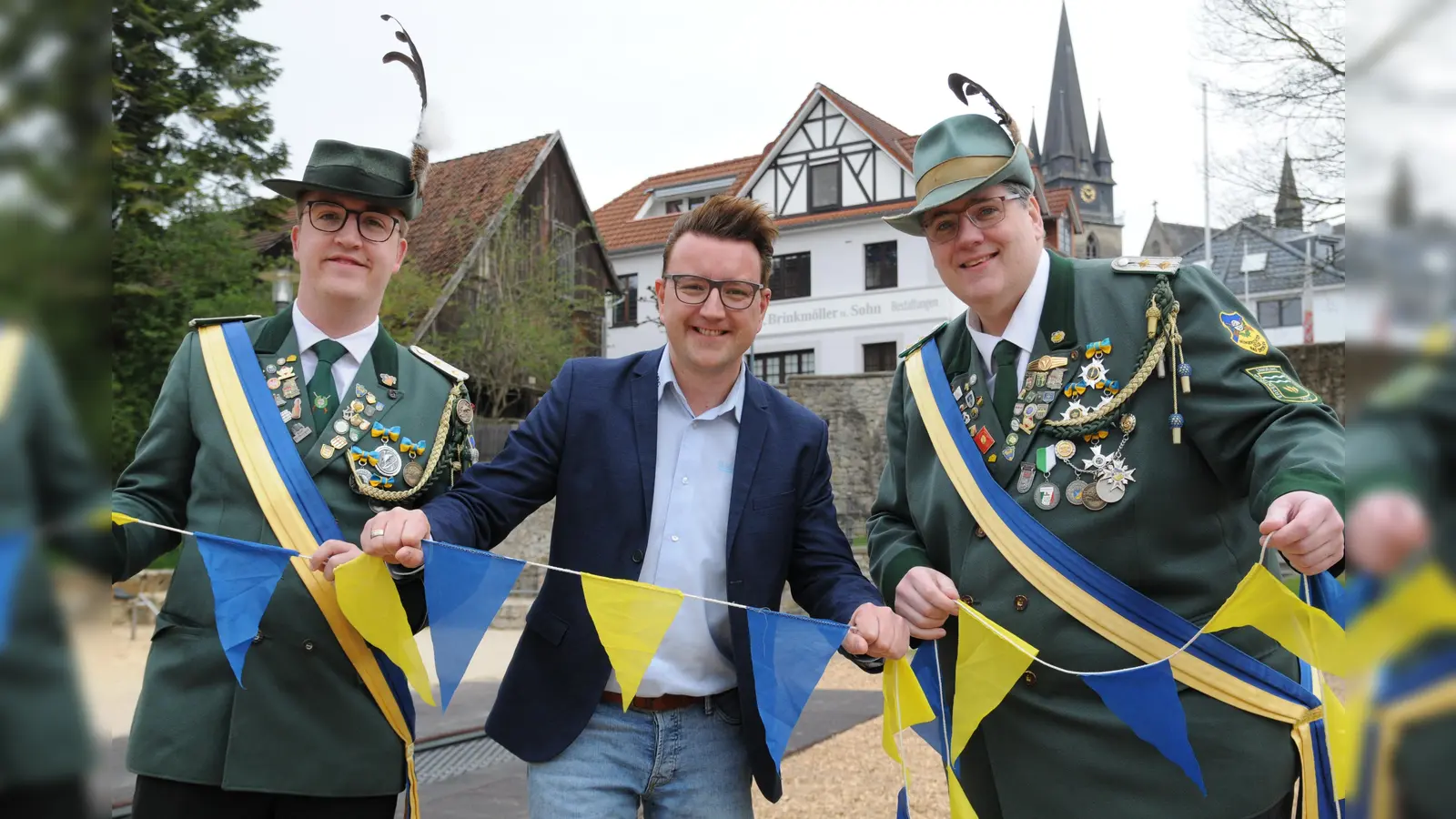 (v.l.) Tobias Fehring (Hauptmann 1. Kompanie Bürgerschützengilde), Daniel Winkler (Bad Driburger Touristik GmbH) und Rüdiger Böger (Hauptmann 2. Kompanie Bürgerschützengilde).<br><br> (Foto: Bad Driburger Touristik)