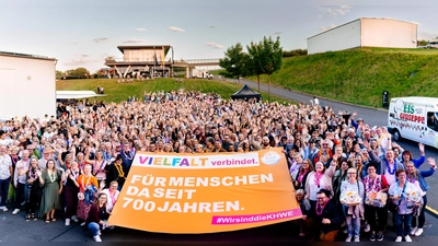Unter dem Motto „Vielfalt verbindet. Für Menschen da seit 700 Jahren“ feiern fast 1200 Mitarbeiter der KHWE auf dem Bilster Berg das 20-jährige Bestehen des Verbundes und die Zertifizierung als „Great Place to Work“. (Foto: KHWE)