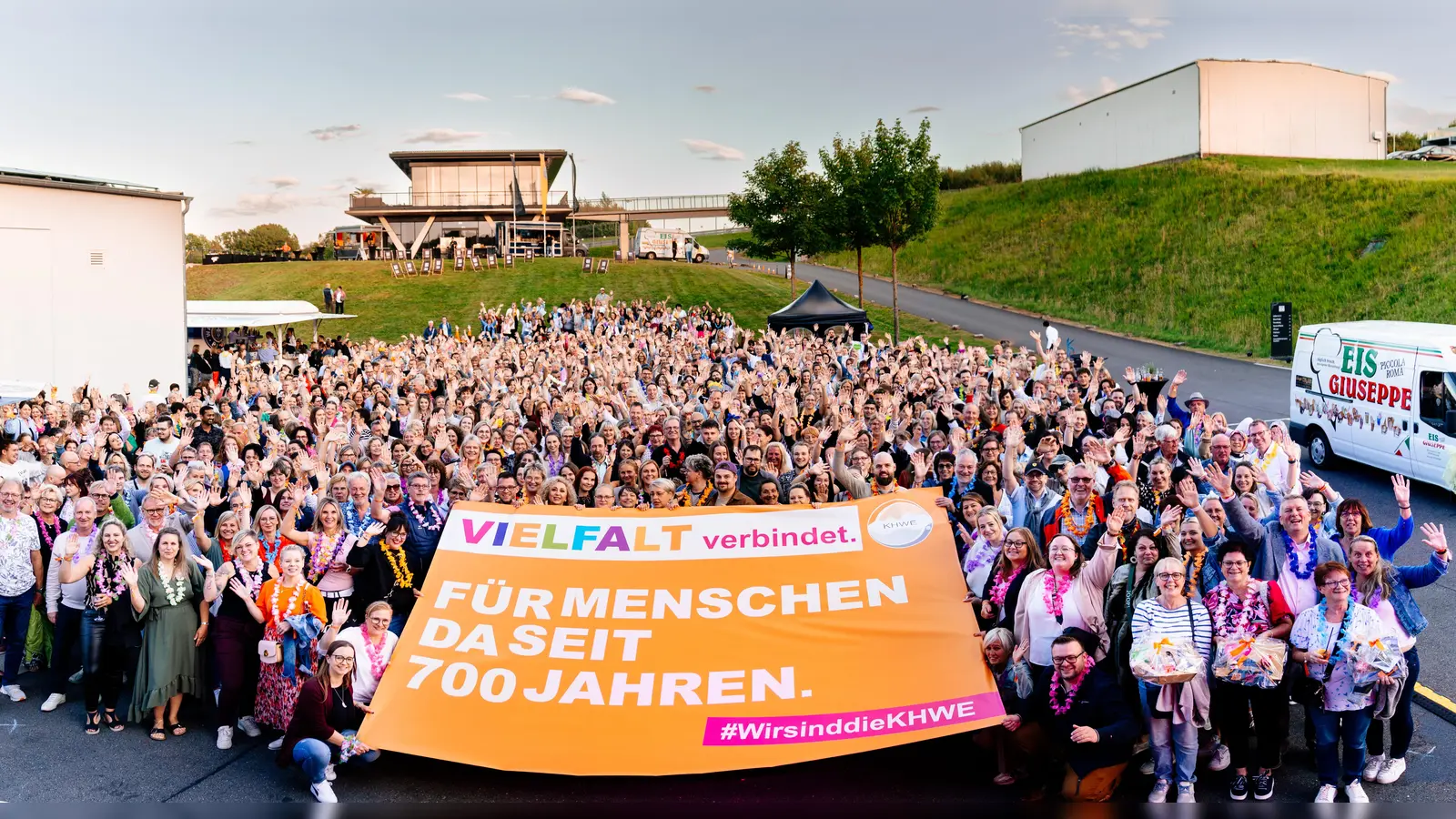 Unter dem Motto „Vielfalt verbindet. Für Menschen da seit 700 Jahren“ feiern fast 1200 Mitarbeiter der KHWE auf dem Bilster Berg das 20-jährige Bestehen des Verbundes und die Zertifizierung als „Great Place to Work“. (Foto: KHWE)