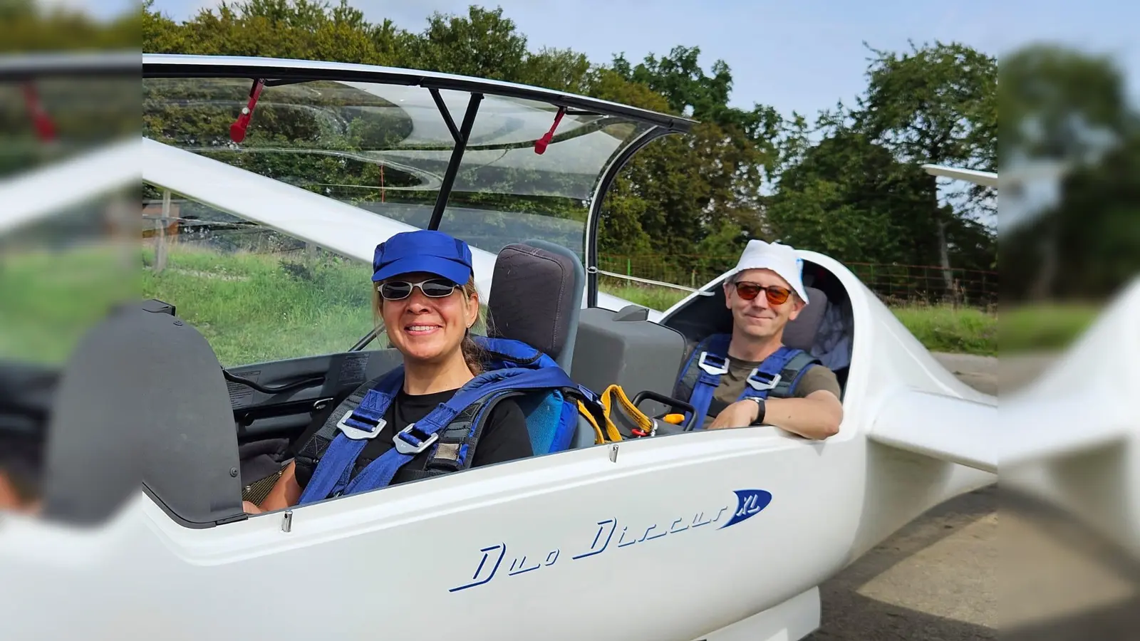 Beim letztjährigen Schnupperkurs: Teilnehmerin Tanja bereitet sich auf den Flug mit Fluglehrer Christoph im doppelsitzigen Segelflugzeug vor. (Foto: privat)