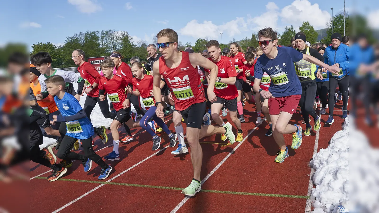 Trotz des Wintereinbruchs nahmen am Sonntag mehr als 350 Läuferinnen und Läufer die verschiedenen Distanzen beim 44. Hofgeismarer Volkslauf unter die Sohlen. (Foto: Stefan Bönning)