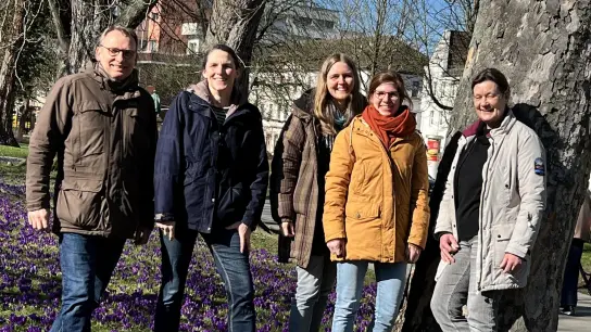 Die Mitarbeiter der Ökologischen Station Solling-Vogler stellen sich vor. Im Hintergrund das Behördenhaus, wo die Außenstelle des Naturparks ihren Sitz hat. V.l.: Karin Rühl, Vera Kühlmann, Sandra Neißkenwirth und Dr. Ansgar Hoppe. (Foto: Ansgar Hoppe/Naturpark SollingVogler)