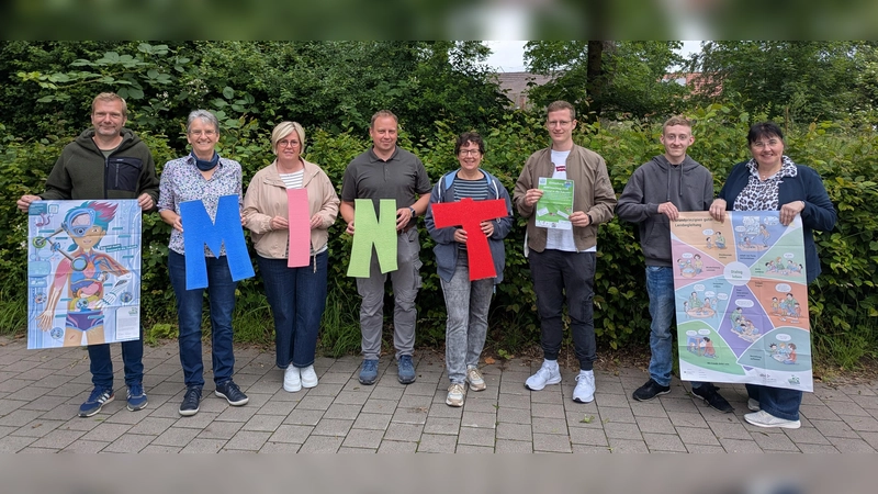 Freuen sich auf kleine und große Besucher (v.l.): Sebastian Göke (Leiter der Feuerwehr Stadt Borgentreich), Michaela Berlage (Kitaleitung Großeneder), Cornelia Dunkel (Kitaleitung Bühne), Jens Rengel (Gebäudemanagement Stadt Borgentreich), Melanie Hecker (Verein Natur und Technik), Michael Schabedoth (Kreis Höxter und Netzwerkkoordinator der Stiftung Kinder forschen), Noah Moors (Azubi Familienforum Borgentreich), Martina Stüve (Leitung Familienforum Borgentreich). (Foto: Kreis Höxter)