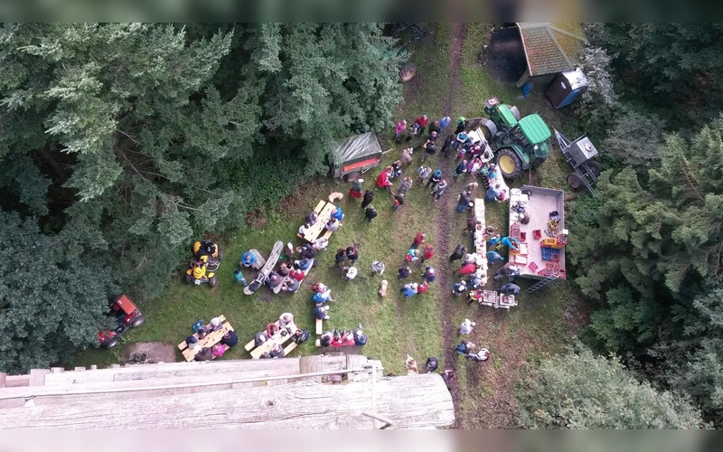 Blick vom Ebersnackenturm auf die Teilnehmer. (Foto: A. Timmermann)