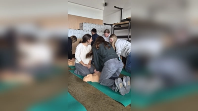 Im Rahmen der bundesweiten „Woche der Wiederbelebung“ haben wir am Gymnasium Beverungen bereits seit Jahren Schülerinnen und Schüler der Jahrgänge 7 bis Q1 intensiv in lebensrettenden Sofortmaßnahmen geschult.  (Foto: privat)