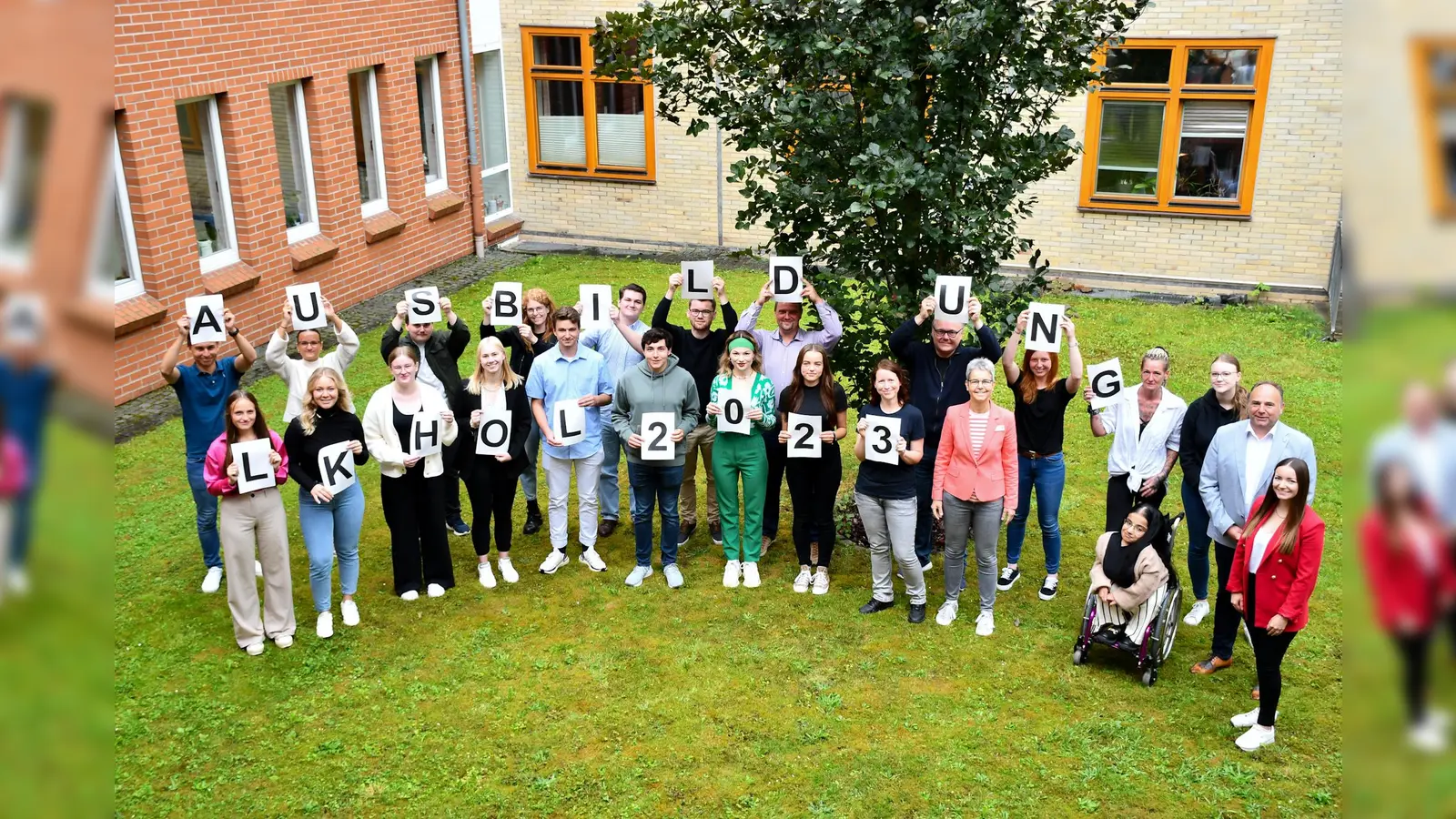 Die neuen Auszubildenden zusammen mit Ausbildungsbetreuerin Marie Steingräber, 1.v.r.) Landrat Michael Schünemann (2.v.r.), Claudia Bonefeld (Bereichsleiterin Personal, 7.v.r.), Martina Kohlmeyer (Personalratsvorsitzende, 5.v.r.), Bernd Schaper (Gesamtpersonalratsvorsitzender, 8.v.r.), Michael Wegener (Bereich Personal, Ausbildungsbetreuung,11.v.r.), Tim Goldschmidt (Jugend- und Auszubildendenvertretung, 1.v.l) und Nicole Sagljada (Vorsitzende Jugend- und Auszubildendenvertretung, 3.v.l.). (Foto: Peter Drews Landkreis Holzminden)