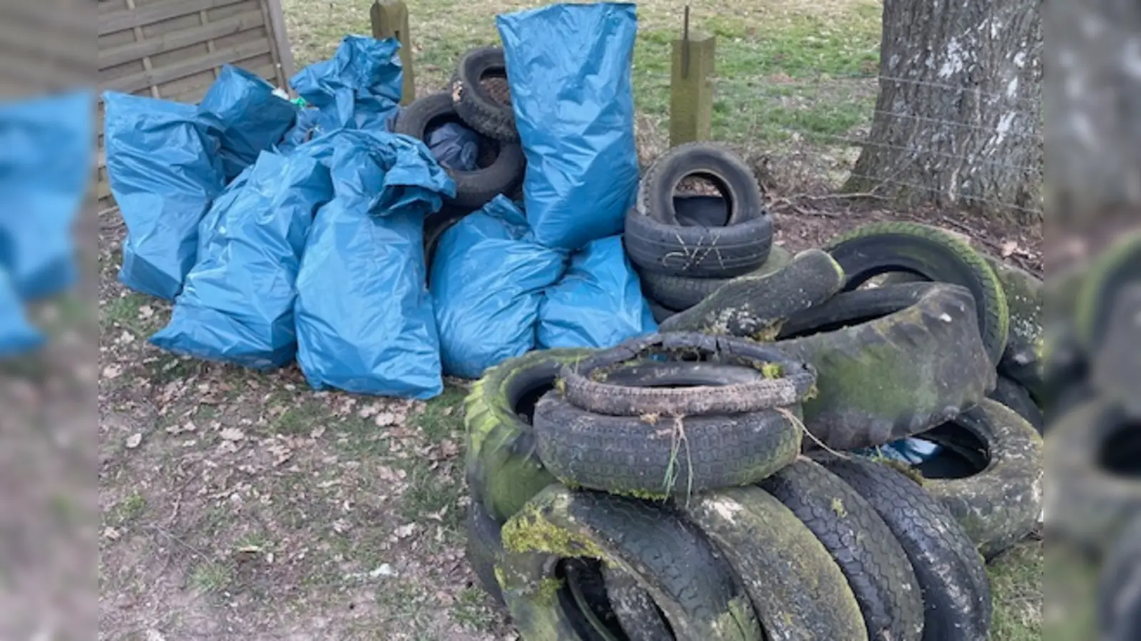Bei der diesjährigen Aktion „Saubere Landschaft“ sammelten die freiwilligen Helferinnen und Helfer neben den 629 Säcken Abfall unter anderem auch 130 Autoreifen und weiteren Sperrmüll. (Foto: AWH)
