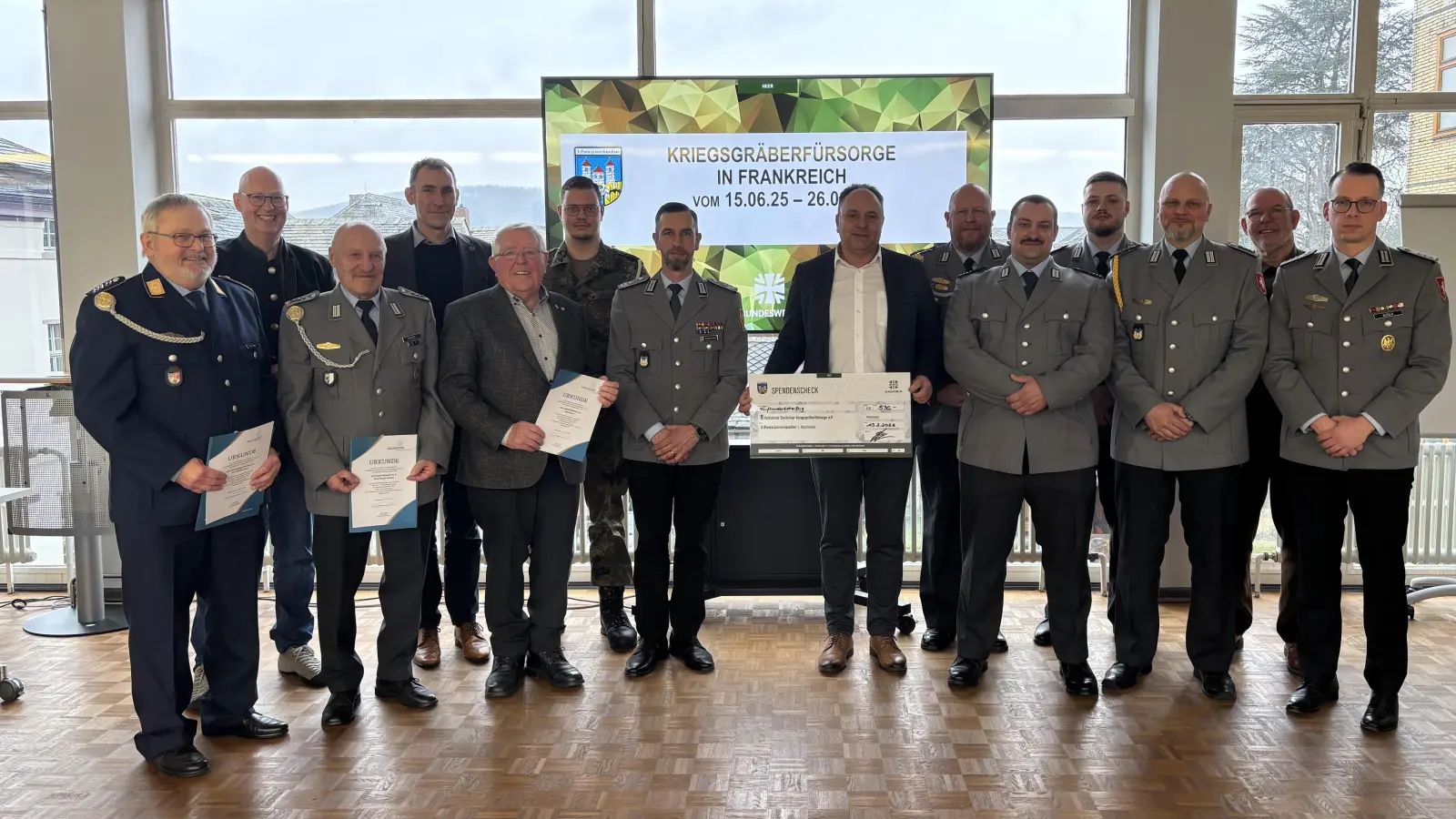 Dr. Hilko Linnemann (Kreisgeschäftsführer Volksbund, 2.v.l.), Henrik Berthold (Geschäftsführer Volksbund-Bezirksverband Hannover, 4.v.l.), Oberstleutnant Sebastian Busenthür (7.v.l.), Landrat Michael Schünemann als Vorsitzender des Volksbundes (7.v.r.) und Oberstleutnant a. D. Rainer Grygiel (Bundeswehrbeauftragter Volksbund Niedersachsen/Bremen, 2.v.r.) zusammen mit einigen Reservisten und freiwilligen Einsatzkräften des Kriegsgräberpflegeeinsatzes bei der Feierstunde. (Foto: Landkreis Holzminden)