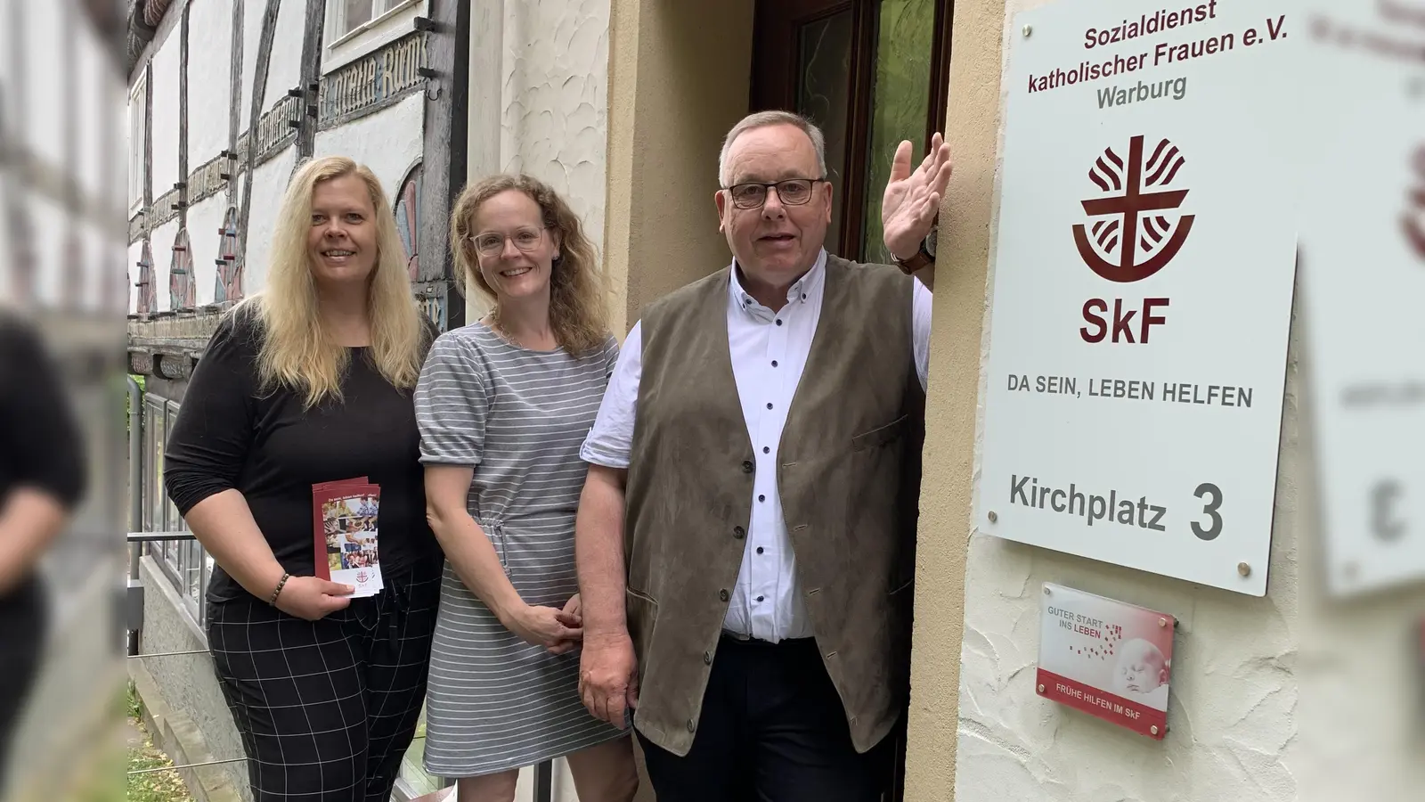 Claudia Stuhldreier-Müller (Fachkraft für den ASB beim SkF Warburg), Daniela Dahlmann (Geschäftsführerin des SkF Warburg), Pfarrer Andreas Wilke (Pastor im Pastoralverbund). (Foto: SkF Warburg)