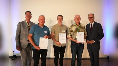  Detlef Breuer (2.v. links) und andere Preisträger umrahmt von Dr. Maurer (ganz rechts) und Herrn Bentler (ganz links). (Foto: privat)