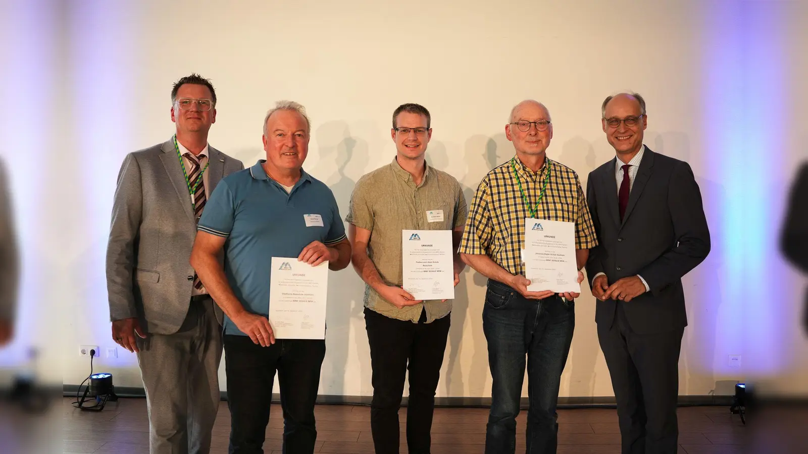 Detlef Breuer (2.v. links) und andere Preisträger umrahmt von Dr. Maurer (ganz rechts) und Herrn Bentler (ganz links). (Foto: privat)