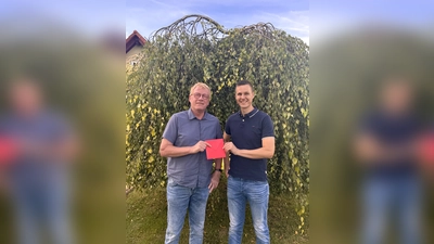 Freuen sich über die große Spendenbereitschaft: Stefan Wäsche vom SPD Ortsverein und David Mörs vom SuS Rösebeck. (Foto: privat)