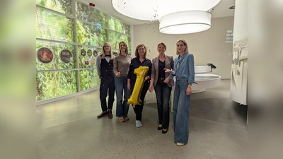 Mitarbeiterinnen und Mitarbeiter von Sensoria feiern (v.l.): Lennard Bönig, Ann-Kathrin Otte, Barbara Richter, Stefanie Wagener und Dominique Bonneau-Kaunath. (Foto: Stadtmarketing Holzminden GmbH)