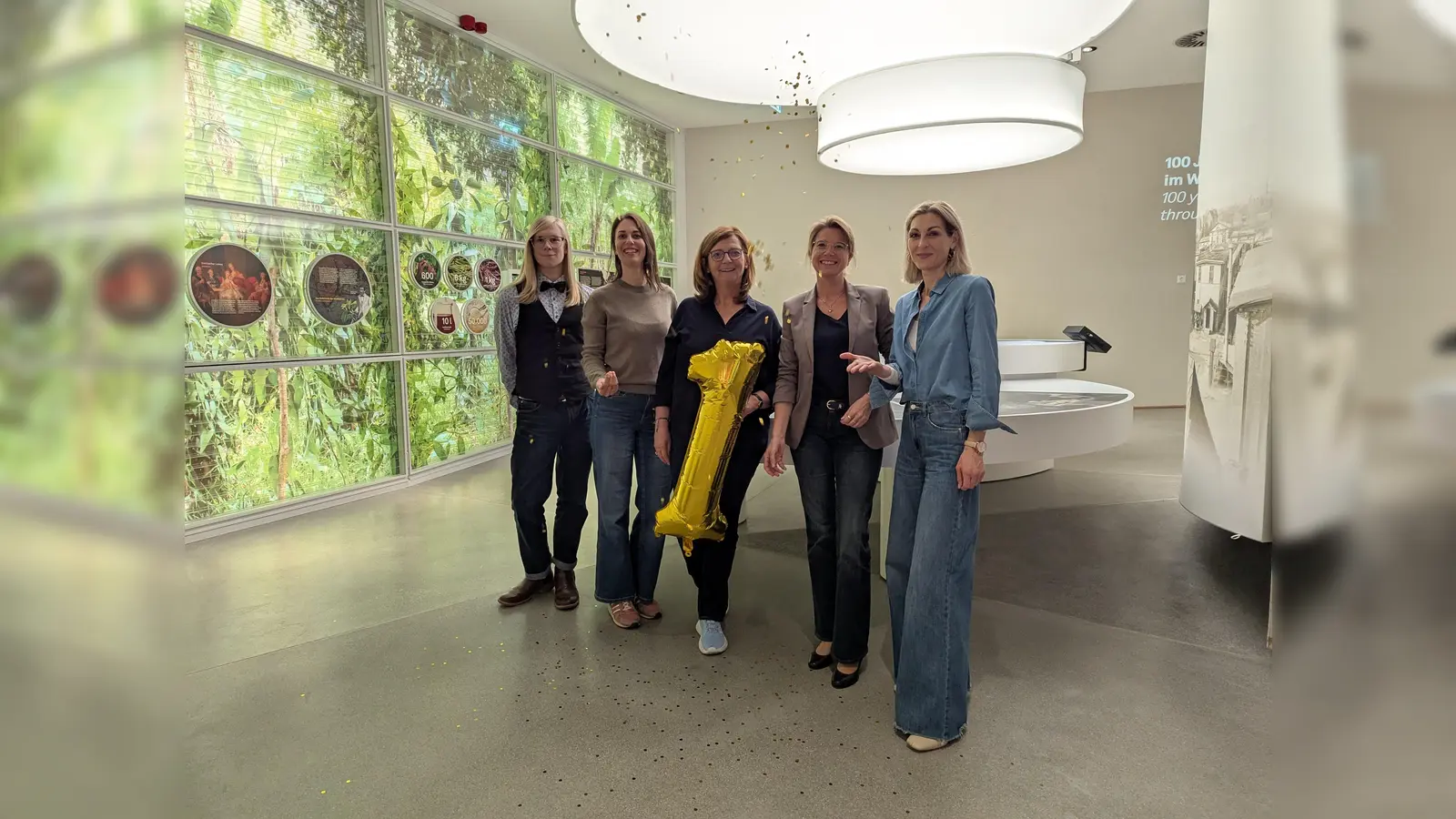 Mitarbeiterinnen und Mitarbeiter von Sensoria feiern (v.l.): Lennard Bönig, Ann-Kathrin Otte, Barbara Richter, Stefanie Wagener und Dominique Bonneau-Kaunath. (Foto: Stadtmarketing Holzminden GmbH)