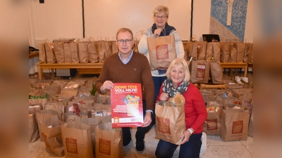  Andrea Vrsaljko (Annahmestelle Lesbar), Johannes Schröder (Verwaltungsleiter Pfarrei) und Gisela Koch (Team Beverunger Tisch) staunten 2024 über so viele Glücklich(t)-Tüten.  (Foto: Barbara Siebrecht)