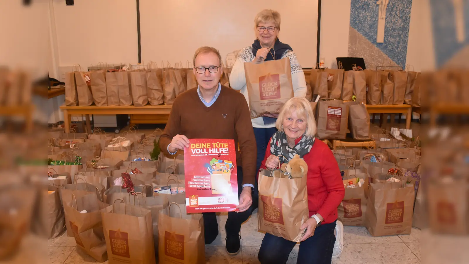  Andrea Vrsaljko (Annahmestelle Lesbar), Johannes Schröder (Verwaltungsleiter Pfarrei) und Gisela Koch (Team Beverunger Tisch) staunten 2024 über so viele Glücklich(t)-Tüten.  (Foto: Barbara Siebrecht)