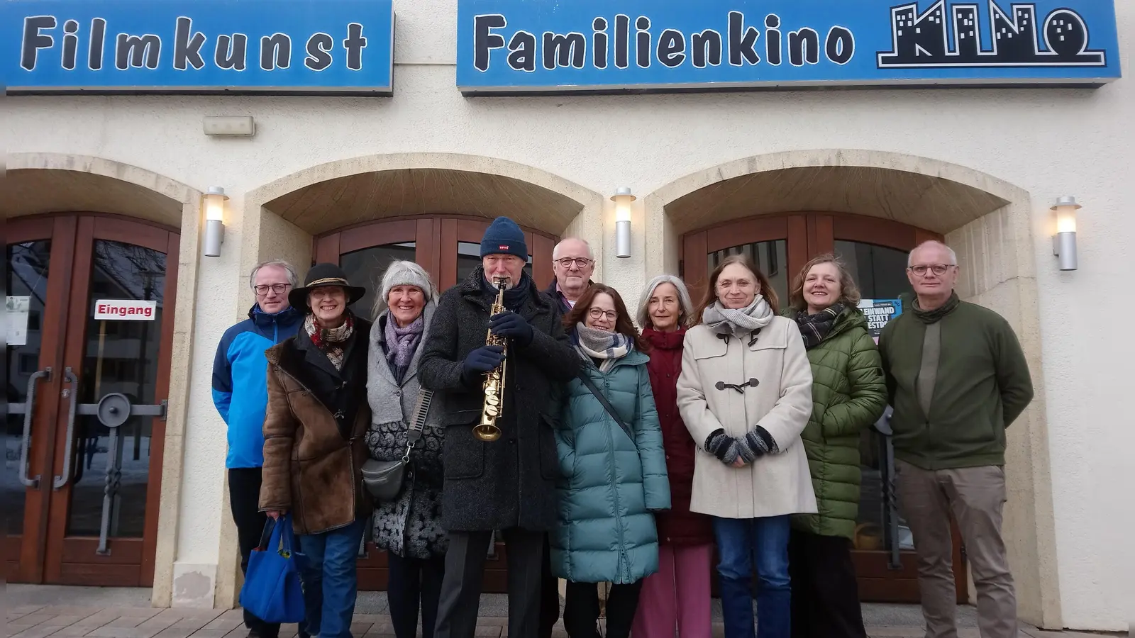 Besucher und Akteure des Films (v.l.): Kino-Freunde aus Bad Driburg Markus Pitz, Silke Kampmann-Pitz und Christiane Gamradt, Saxofonist Uli Kloppenburg, Kameramann Reinhard Jäger, Mitwirkende Stephanie Conze und Gudrun Pfeffer, Regisseurin Birgit Aßhoff und Kinobetreiber Elina und Thomas Wirth. (Foto: Doris Dietrich)