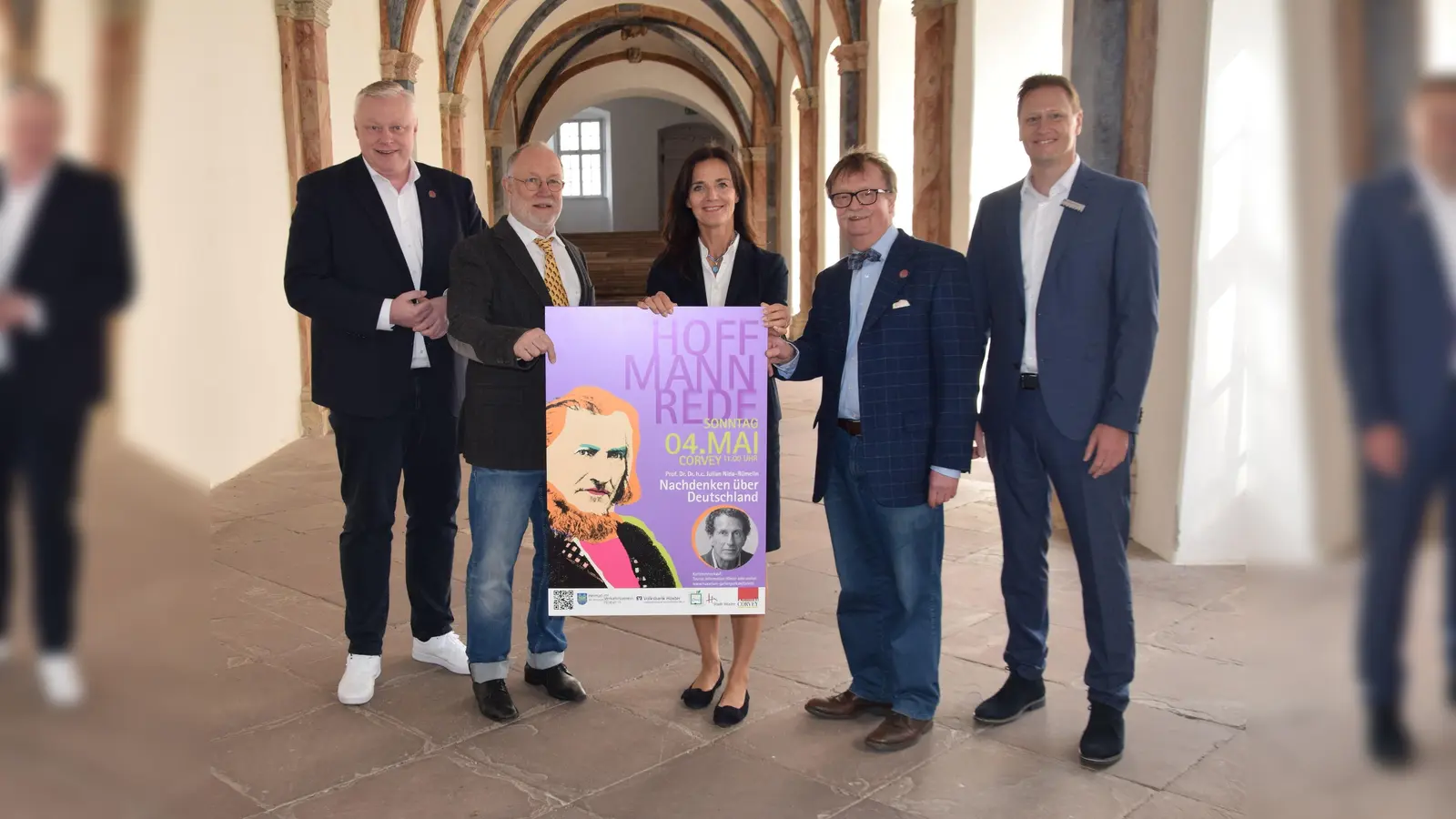 V.l.: Bürgermeister Daniel Hartmann, Dr. Michael Stoltz vom Heimat- und Verkehrsverein Höxter, Ina Kreimer (Vorstandsmitglied der VerbundVolksbank OWL, Norbert Drews (Vorsitzender Heimat- und Verkehrsverein Höxter) und Michael Dressler (Regionalleiter Volksbank Höxter, Zweigniederlassung der VerbundVolksbank OWL) präsentieren gemeinsam die bevorstehende Hoffmann-von-Fallersleben Rede in Corvey. (Foto: Marc Otto)