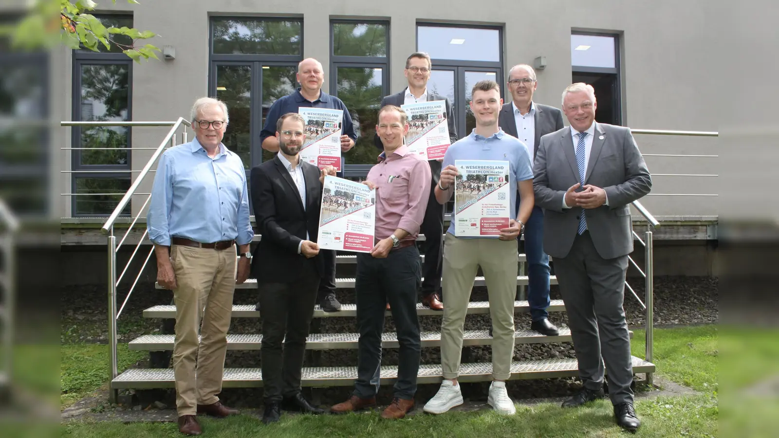 Sie freuen sich auf den vierten Weserbergland-Triathlon (unten von links): Kreisdirektor Klaus Schumacher, Nils Dorn (Sparkasse Paderborn-Detmold-Höxter), Mark Becker (Gebr. Becker GmbH), Jakob Ostermann (Gas- und Wasserversorgung Höxter), Bürgermeister Daniel Hartmann und (oben von links) Thorsten Schiller (Kreissportbund), Michael Meier (Volksbank Höxter) sowie Volker Rodermund (Stadt Höxter). (Foto: Kreis Höxter)