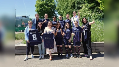 Die sportlichen Mädchen der Erd-Charta-Schule freuen sich gemeinsam mit Claudia Güthoff (vorne links: Leitung Erd-Charta-Schule), Viola Conze (vorne, zweite von links) und Martina Stein (vorne rechts) von der Fachschaft Sport, Petra Rietz (hinten rechts) und Bürgermeister Tobias Scherf (hinten links) über die neuen Trikots. (Foto: Stadt Warburg)