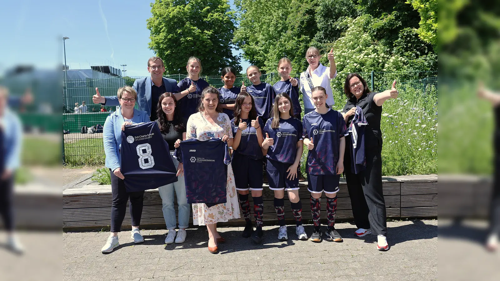 Die sportlichen Mädchen der Erd-Charta-Schule freuen sich gemeinsam mit Claudia Güthoff (vorne links: Leitung Erd-Charta-Schule), Viola Conze (vorne, zweite von links) und Martina Stein (vorne rechts) von der Fachschaft Sport, Petra Rietz (hinten rechts) und Bürgermeister Tobias Scherf (hinten links) über die neuen Trikots. (Foto: Stadt Warburg)