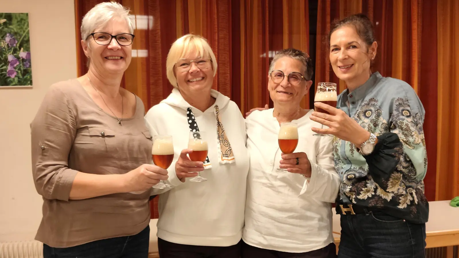 Wie solche Veranstaltungen Menschen verbinden können, zeigte sich bei Martina, Sylvia, Andrea und Mareike. Die vier Frauen hatten sich 2025 während ihrer Reha in Bad Driburg kennengelernt und waren damals gemeinsam beim Weinfest der Stiftung Senfkorn.  (Foto: Doris Dietrich)