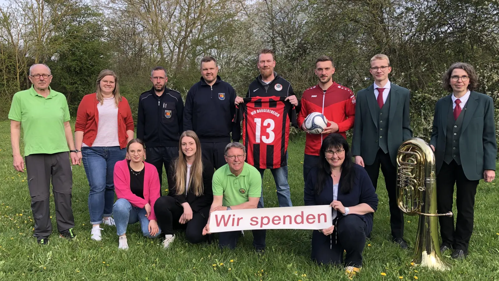 Spendenübergabe: (vorne v.l.) Sophia Geilhorn, Theresa Schilling beide TSA,Ortsvorsteher Werner Dürdoth, Präsidentin Martina Stüve. (hinten v.l.) Rudi Söthe, Beatrice Gievers beide KdV,Christopher Brand, Daniel Bartoldus beide Feuerwehr, Thomas Schulte, Tobias Cloidt beide VfR, Oliver Geilhorn, Monika Riepen beide Musikverein.  (Foto: Werner Dürdoth)