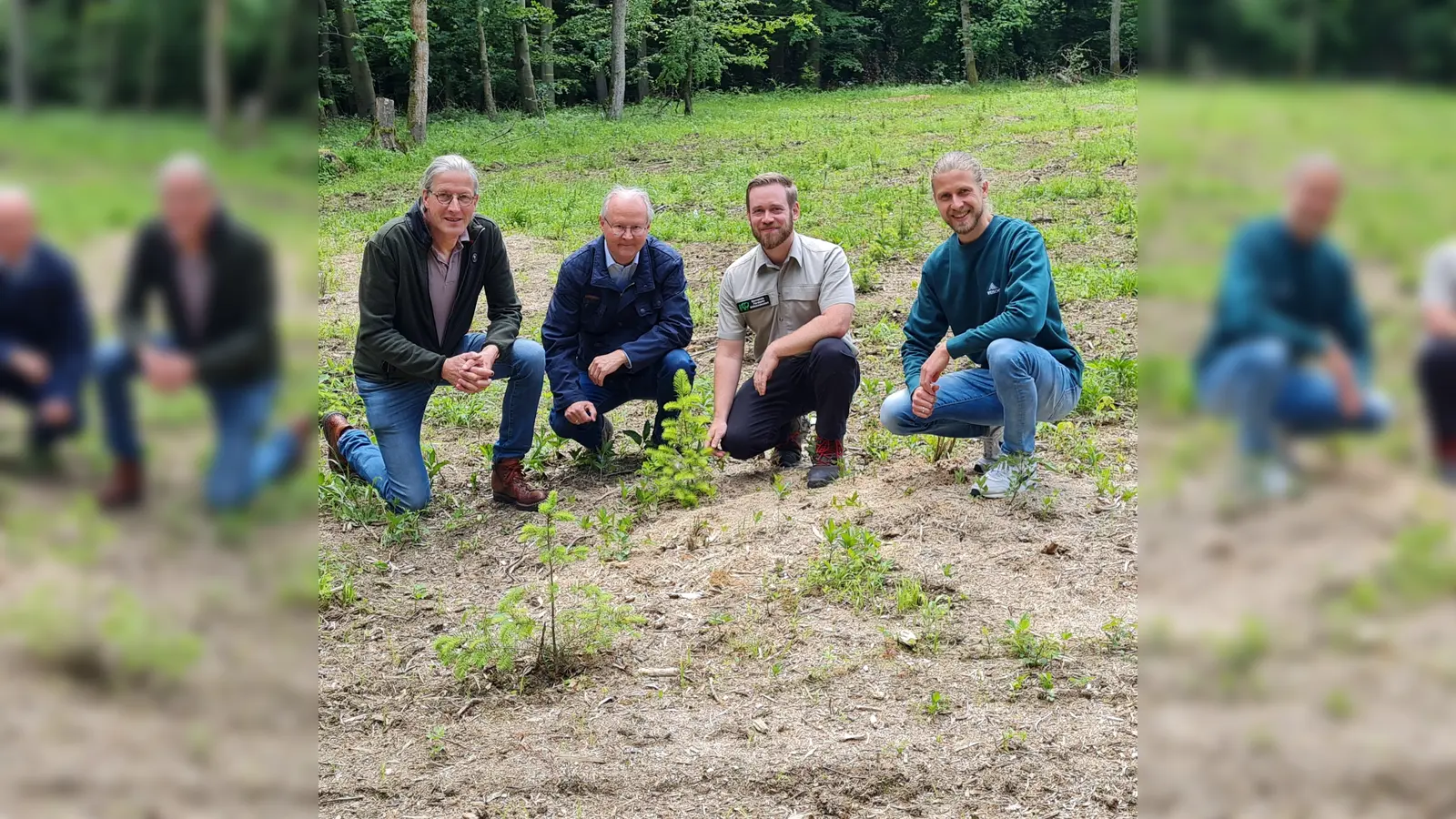 Benedikt (links) und Joseph Nesseler (rechts) von der Firma Weische mit Bürgermeister Hubertus Grimm (2.v.l.) und Stadtförster Martin Erben. (Foto: privat)