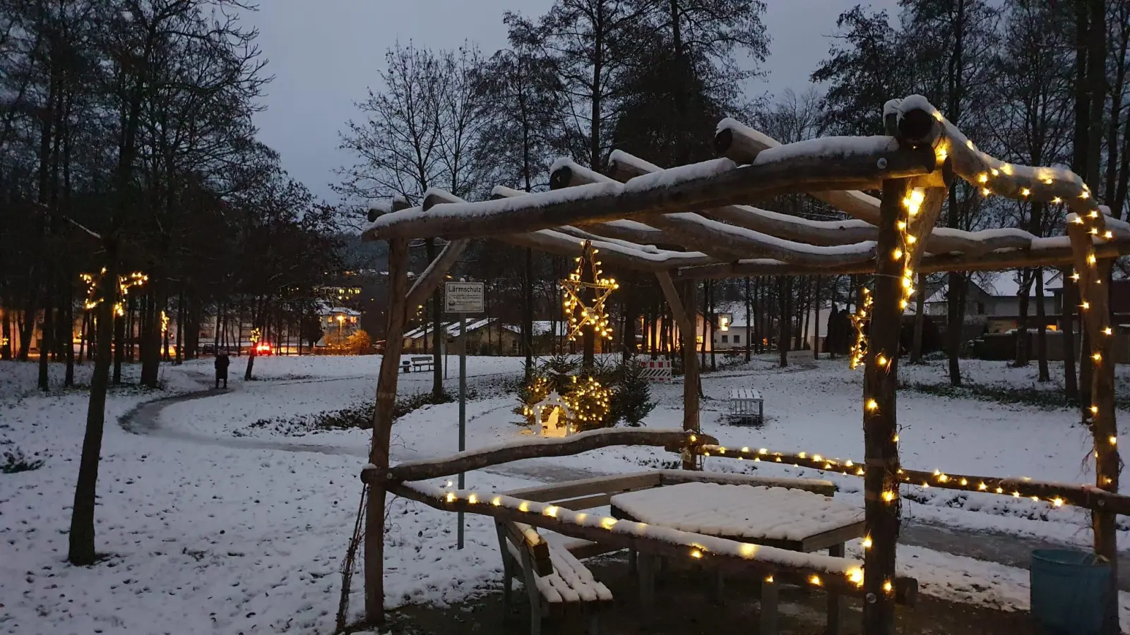 Die Bad Driburger Touristik GmbH illuminiert erneut den Stadtpark mit 30 leuchtenden Holzsternen. (Foto: Bad Driburger Touristik GmbH)